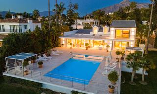 Eigentijdse, uitstekend gelegen luxevilla te koop in een afgeschermde woonwijk, eerstelijns golf Las Brisas te Nueva Andalucia, Marbella 39067 