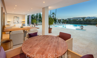 Eigentijdse, uitstekend gelegen luxevilla te koop in een afgeschermde woonwijk, eerstelijns golf Las Brisas te Nueva Andalucia, Marbella 39068 