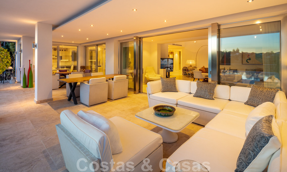 Eigentijdse, uitstekend gelegen luxevilla te koop in een afgeschermde woonwijk, eerstelijns golf Las Brisas te Nueva Andalucia, Marbella 39069