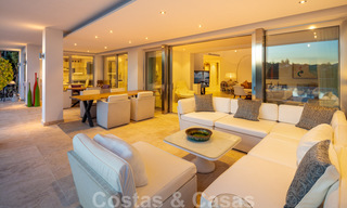 Eigentijdse, uitstekend gelegen luxevilla te koop in een afgeschermde woonwijk, eerstelijns golf Las Brisas te Nueva Andalucia, Marbella 39069 