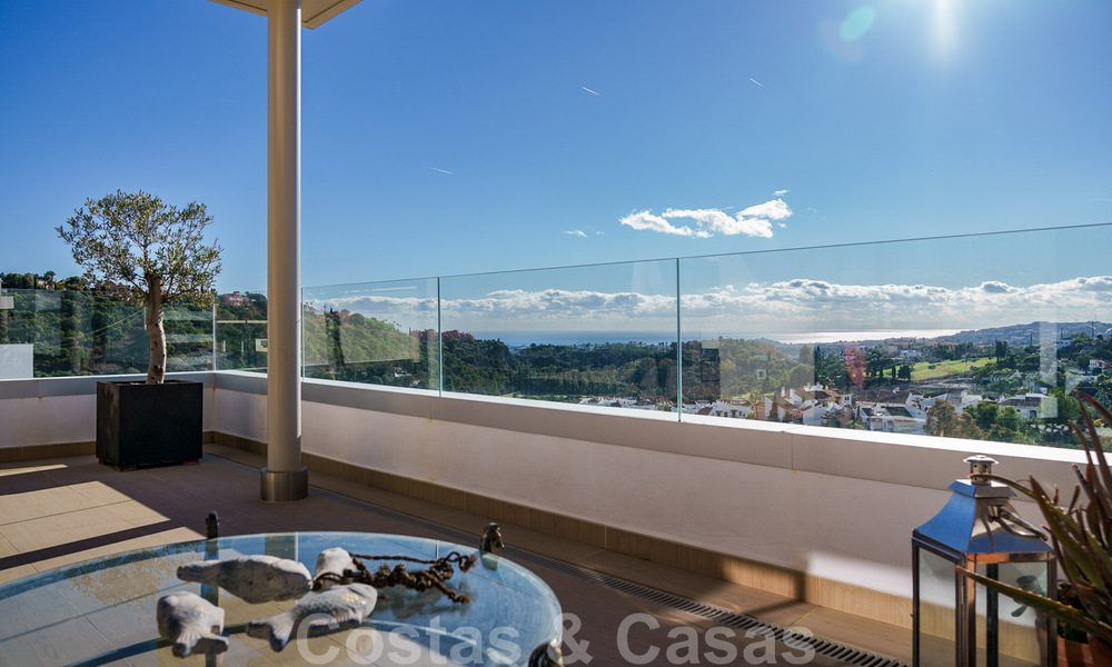 Modern, hedendaags, luxe penthouse te koop met panoramisch uitzicht op de vallei en de zee in het exclusieve Benahavis - Marbella 39126