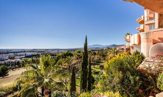 Ruim appartement te koop met panoramisch zeezicht in golfresort te Nueva Andalucia, Marbella 39142 