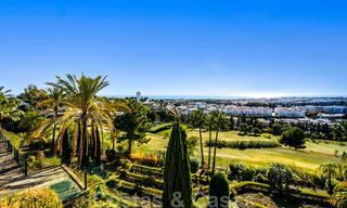 Ruim appartement te koop met panoramisch zeezicht in golfresort te Nueva Andalucia, Marbella 39143 