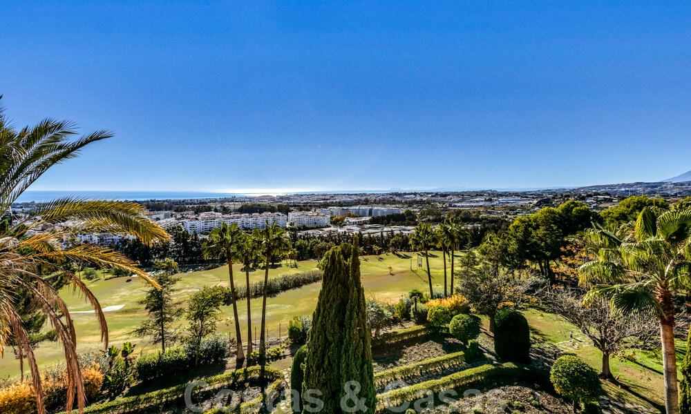 Ruim appartement te koop met panoramisch zeezicht in golfresort te Nueva Andalucia, Marbella 39144