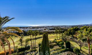 Ruim appartement te koop met panoramisch zeezicht in golfresort te Nueva Andalucia, Marbella 39144 