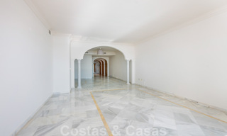 Ruim appartement te koop met panoramisch zeezicht in golfresort te Nueva Andalucia, Marbella 39147 