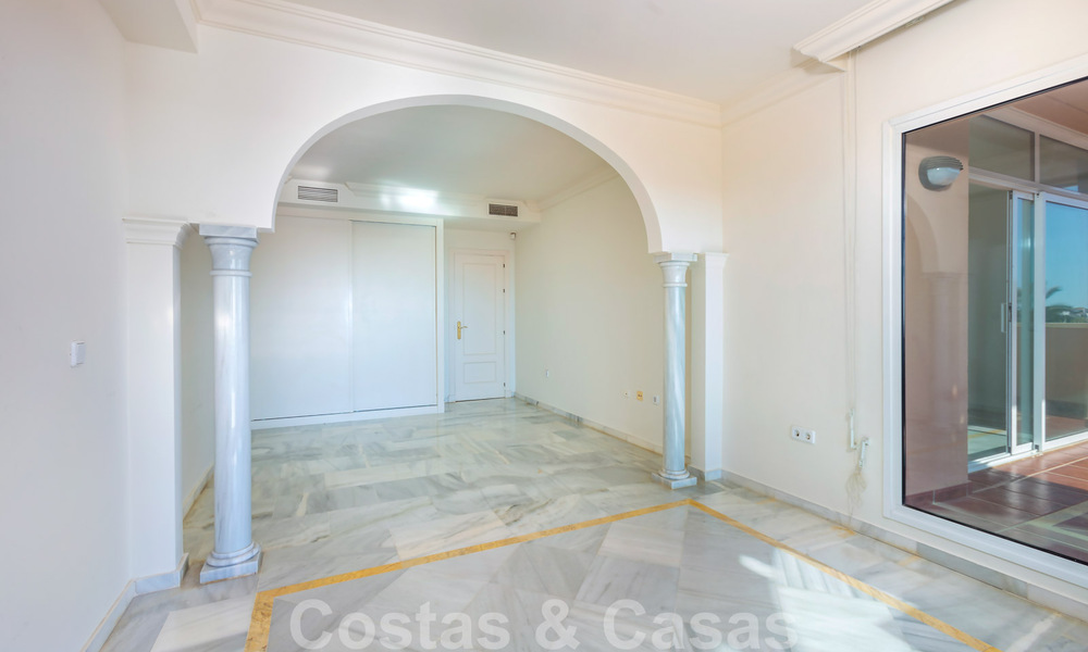 Ruim appartement te koop met panoramisch zeezicht in golfresort te Nueva Andalucia, Marbella 39148