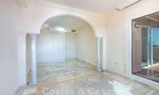 Ruim appartement te koop met panoramisch zeezicht in golfresort te Nueva Andalucia, Marbella 39148 