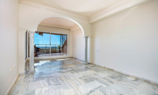 Ruim appartement te koop met panoramisch zeezicht in golfresort te Nueva Andalucia, Marbella 39149 