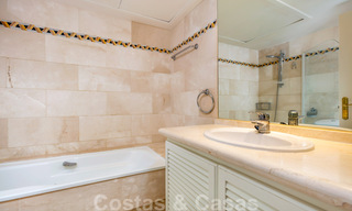 Ruim appartement te koop met panoramisch zeezicht in golfresort te Nueva Andalucia, Marbella 39151 