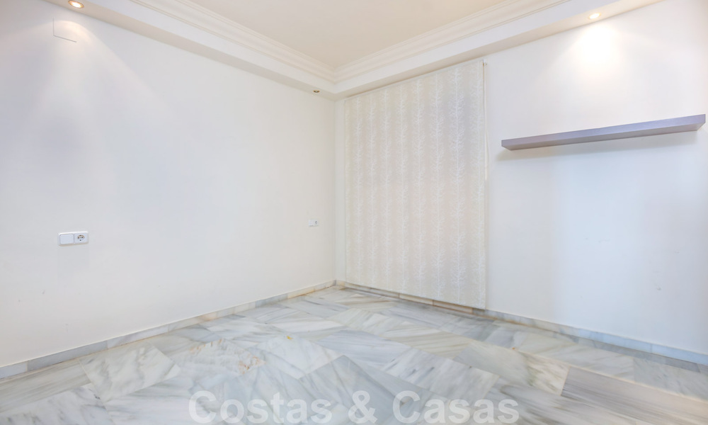 Ruim appartement te koop met panoramisch zeezicht in golfresort te Nueva Andalucia, Marbella 39152