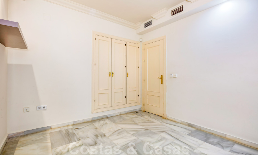Ruim appartement te koop met panoramisch zeezicht in golfresort te Nueva Andalucia, Marbella 39153