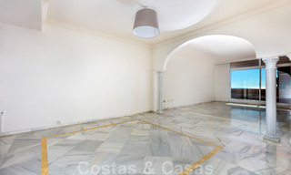Ruim appartement te koop met panoramisch zeezicht in golfresort te Nueva Andalucia, Marbella 39154 