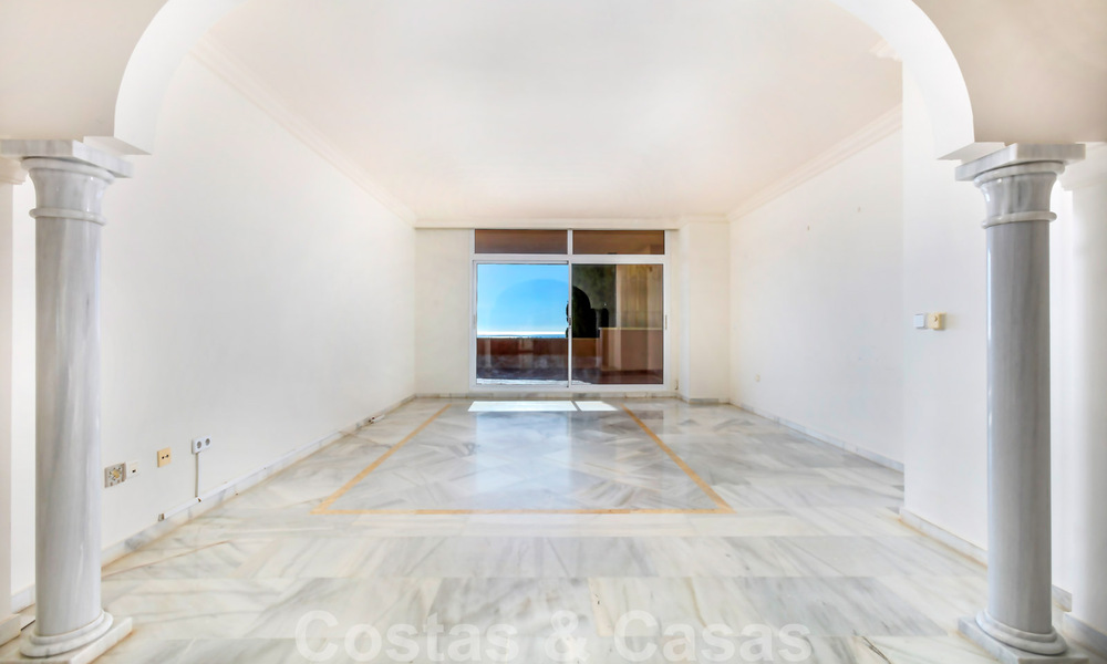 Ruim appartement te koop met panoramisch zeezicht in golfresort te Nueva Andalucia, Marbella 39155
