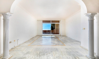 Ruim appartement te koop met panoramisch zeezicht in golfresort te Nueva Andalucia, Marbella 39155 