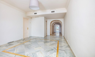 Ruim appartement te koop met panoramisch zeezicht in golfresort te Nueva Andalucia, Marbella 39156 