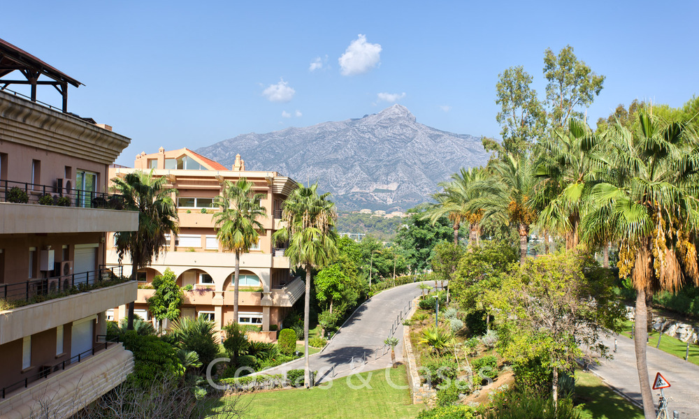 Ruim appartement te koop met panoramisch zeezicht in golfresort te Nueva Andalucia, Marbella 39160