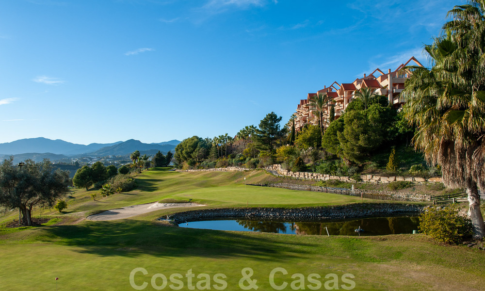 Ruim appartement te koop met panoramisch zeezicht in golfresort te Nueva Andalucia, Marbella 39670
