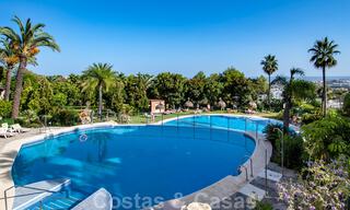 Ruim appartement te koop met panoramisch zeezicht in golfresort te Nueva Andalucia, Marbella 39672 