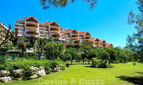 Ruim appartement te koop met panoramisch zeezicht in golfresort te Nueva Andalucia, Marbella 39673