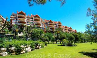 Ruim appartement te koop met panoramisch zeezicht in golfresort te Nueva Andalucia, Marbella 39673 