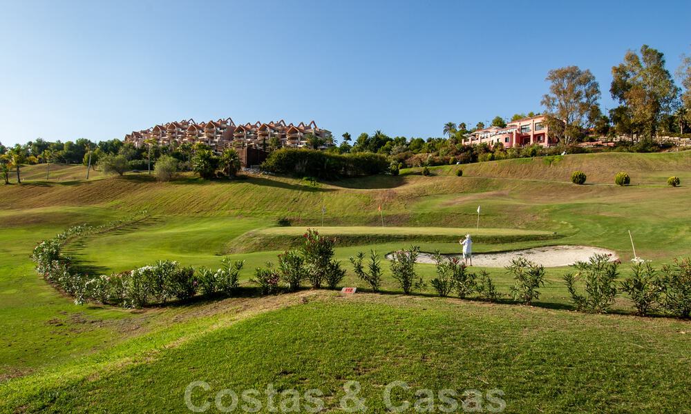 Ruim appartement te koop met panoramisch zeezicht in golfresort te Nueva Andalucia, Marbella 39674