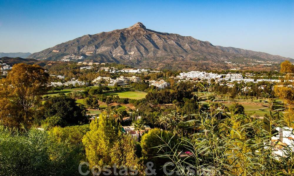 Ruim appartement te koop met panoramisch zeezicht in golfresort te Nueva Andalucia, Marbella 39675