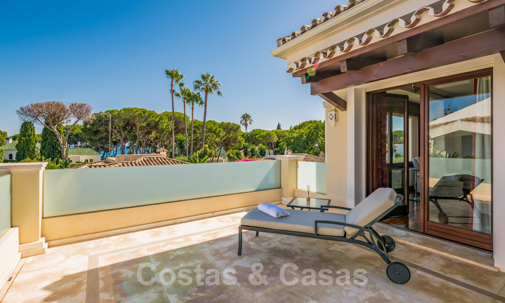 Mediterrane, beachside villa te koop in exclusieve woonwijk aan het strand aan de Golden Mile van Marbella 39164