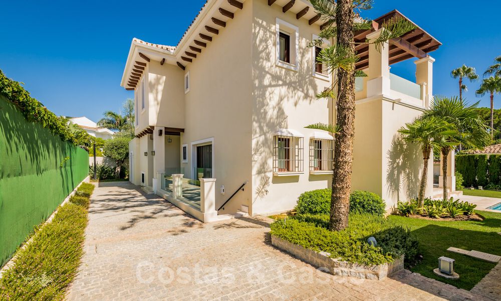 Mediterrane, beachside villa te koop in exclusieve woonwijk aan het strand aan de Golden Mile van Marbella 39185