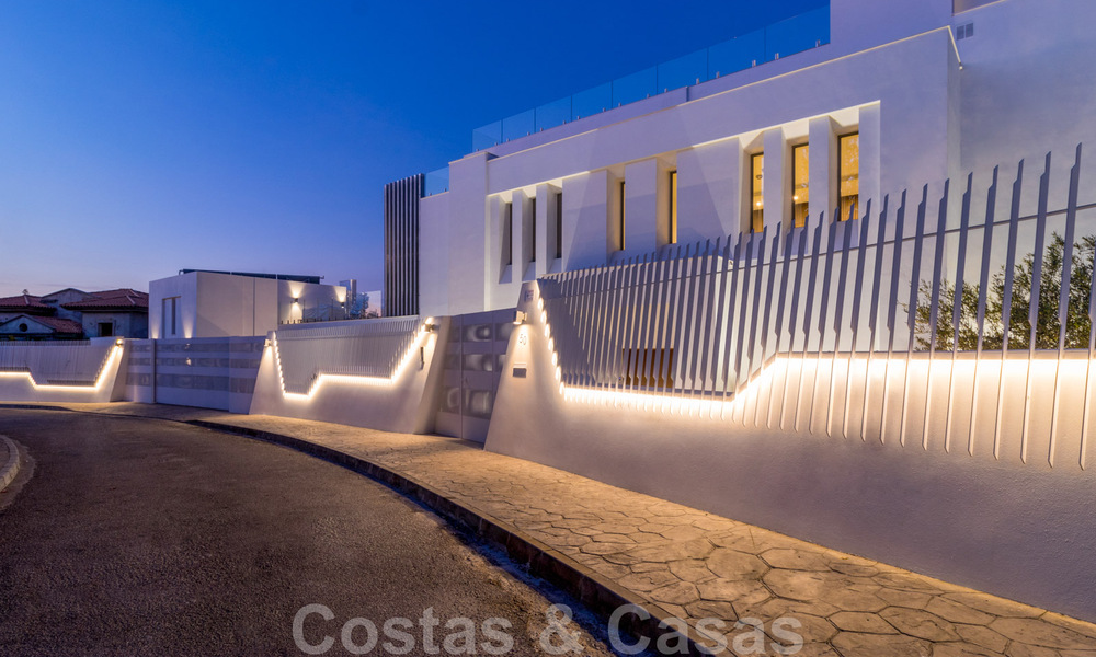 Adembenemende, ultramoderne, luxevilla te koop met panoramisch zeezicht in Nueva Andalucia, Marbella, op wandelafstand van Puerto Banus 39192