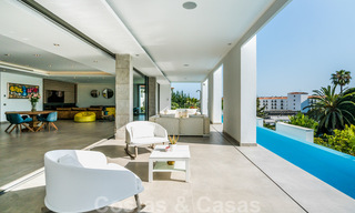 Adembenemende, ultramoderne, luxevilla te koop met panoramisch zeezicht in Nueva Andalucia, Marbella, op wandelafstand van Puerto Banus 39205 