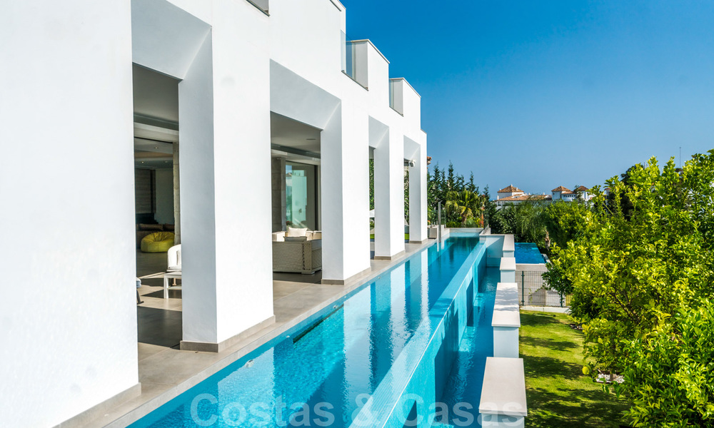 Adembenemende, ultramoderne, luxevilla te koop met panoramisch zeezicht in Nueva Andalucia, Marbella, op wandelafstand van Puerto Banus 39206