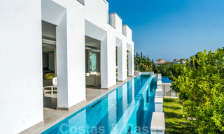 Adembenemende, ultramoderne, luxevilla te koop met panoramisch zeezicht in Nueva Andalucia, Marbella, op wandelafstand van Puerto Banus 39206 