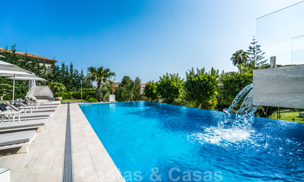 Adembenemende, ultramoderne, luxevilla te koop met panoramisch zeezicht in Nueva Andalucia, Marbella, op wandelafstand van Puerto Banus 39209