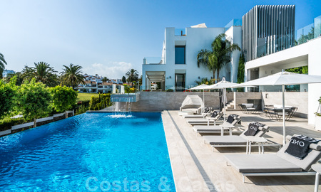 Adembenemende, ultramoderne, luxevilla te koop met panoramisch zeezicht in Nueva Andalucia, Marbella, op wandelafstand van Puerto Banus 39210