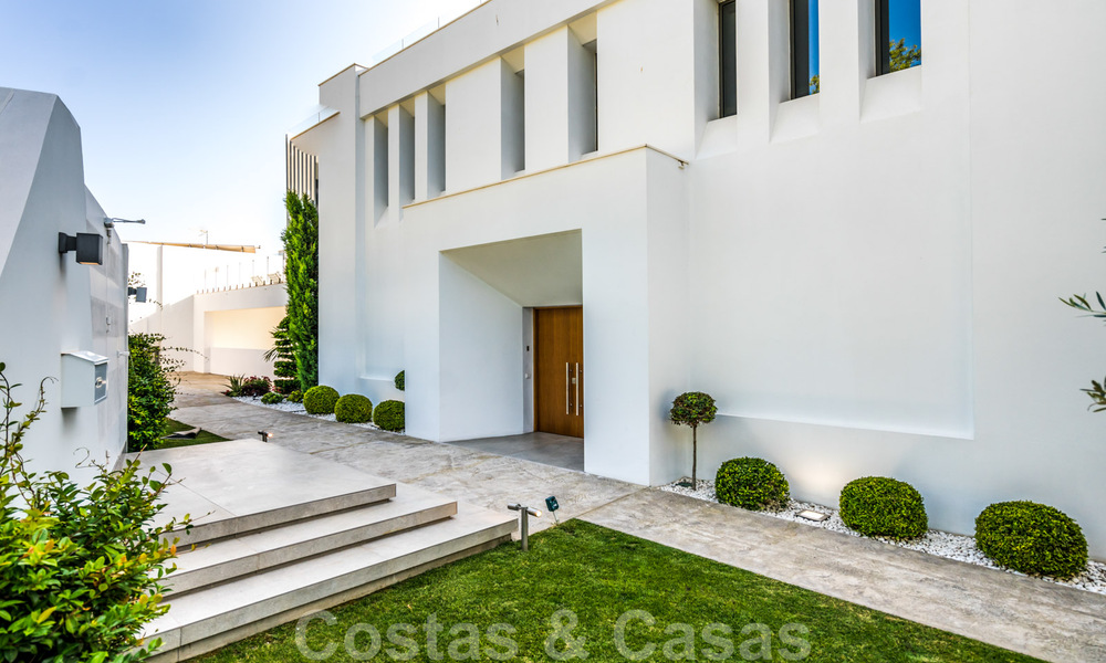 Adembenemende, ultramoderne, luxevilla te koop met panoramisch zeezicht in Nueva Andalucia, Marbella, op wandelafstand van Puerto Banus 39211