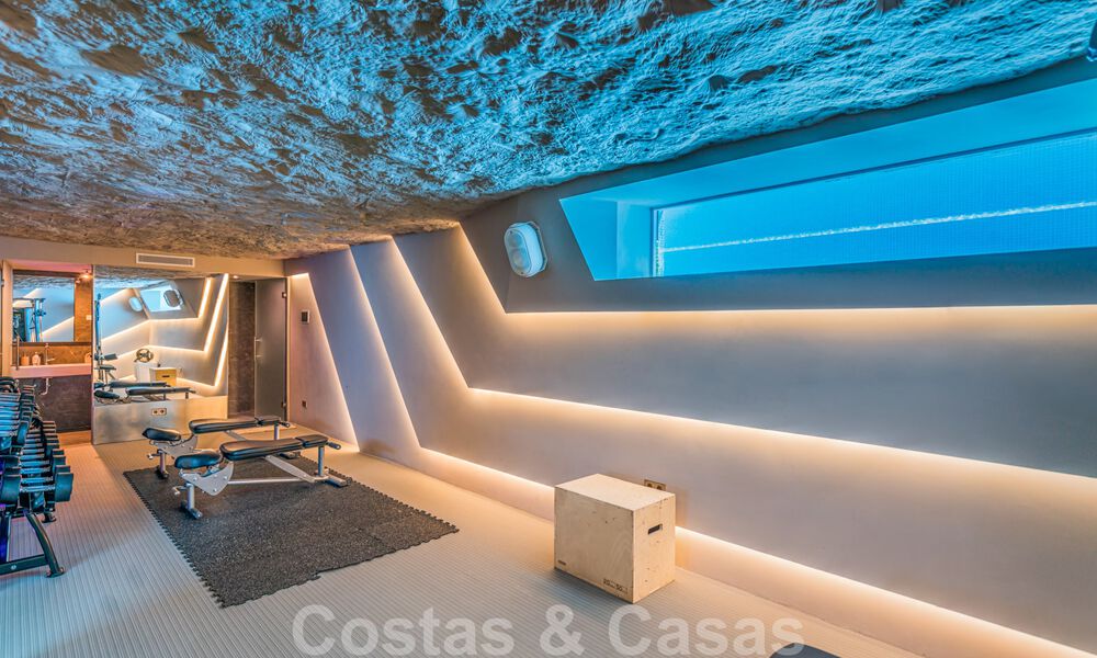 Adembenemende, ultramoderne, luxevilla te koop met panoramisch zeezicht in Nueva Andalucia, Marbella, op wandelafstand van Puerto Banus 39214
