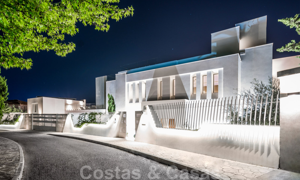 Adembenemende, ultramoderne, luxevilla te koop met panoramisch zeezicht in Nueva Andalucia, Marbella, op wandelafstand van Puerto Banus 39221