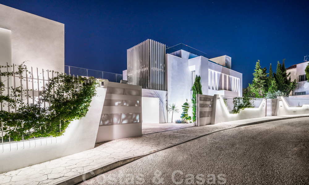 Adembenemende, ultramoderne, luxevilla te koop met panoramisch zeezicht in Nueva Andalucia, Marbella, op wandelafstand van Puerto Banus 39222