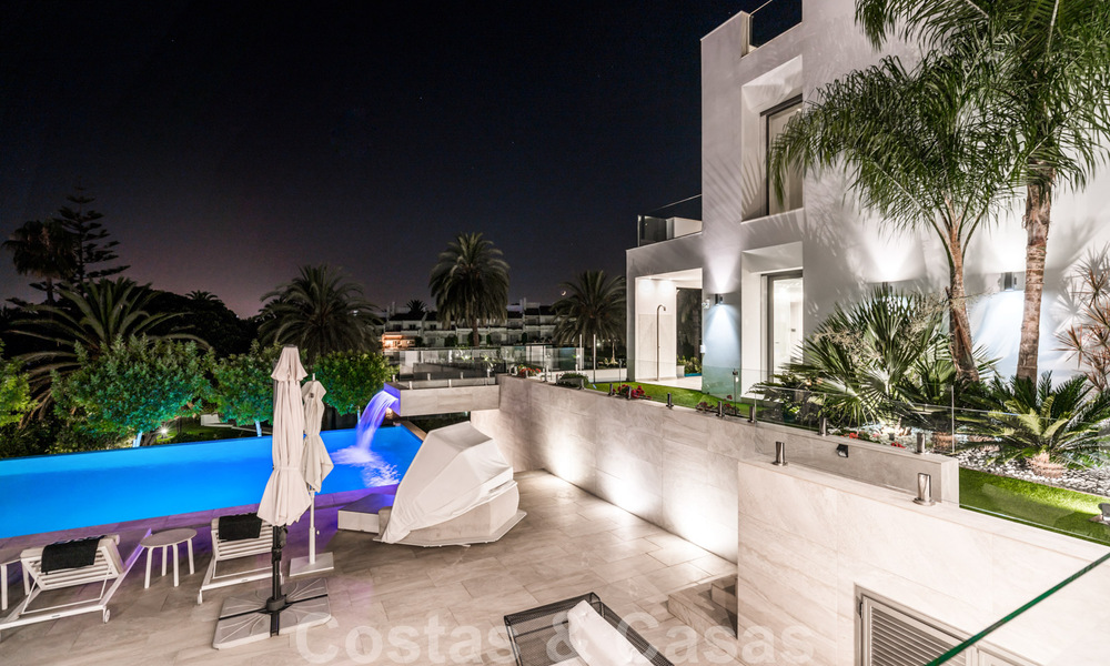 Adembenemende, ultramoderne, luxevilla te koop met panoramisch zeezicht in Nueva Andalucia, Marbella, op wandelafstand van Puerto Banus 39223