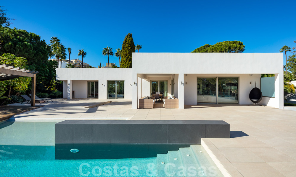 Eigentijdse, luxevilla te koop, eerstelijns Las Brisas golf met prachtig uitzicht in Nueva Andalucia, Marbella 39243