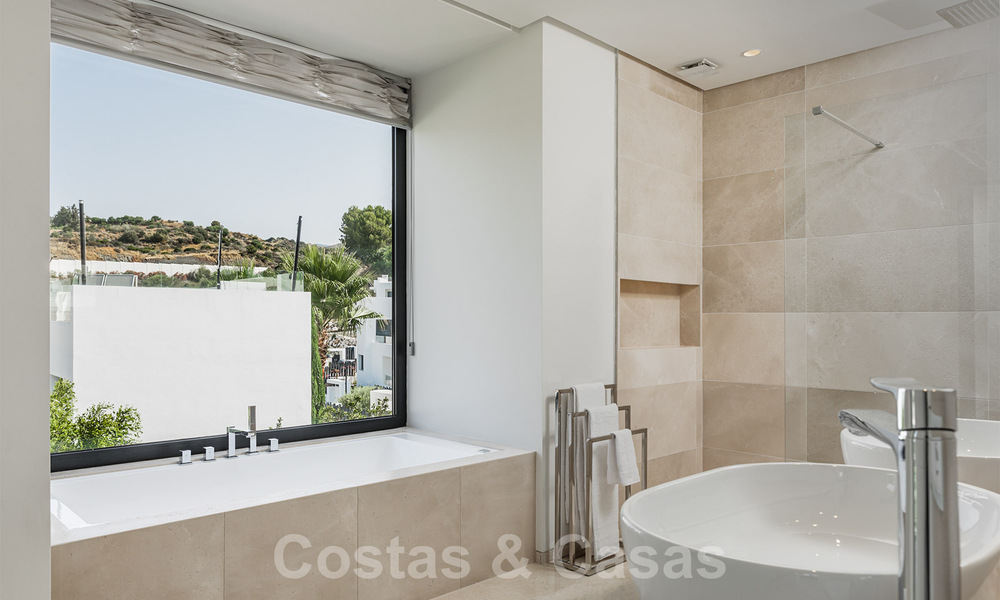 Moderne luxevilla te koop in een afgesloten woonwijk in Nueva Andalucia, Marbella 39383