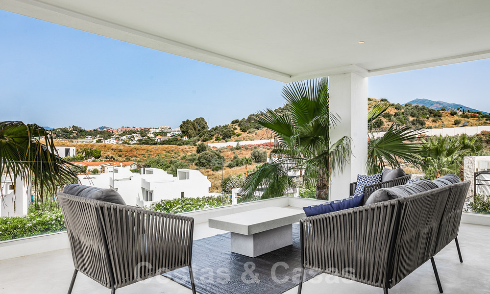 Moderne luxevilla te koop in een afgesloten woonwijk in Nueva Andalucia, Marbella 39384