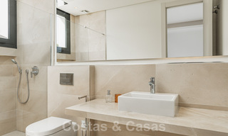 Moderne luxevilla te koop in een afgesloten woonwijk in Nueva Andalucia, Marbella 39389 