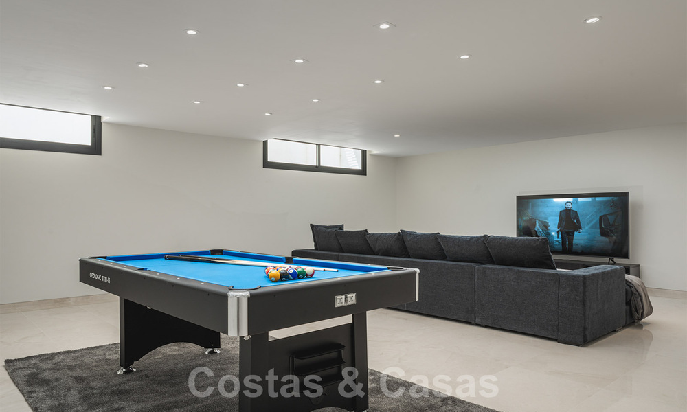 Moderne luxevilla te koop in een afgesloten woonwijk in Nueva Andalucia, Marbella 39394