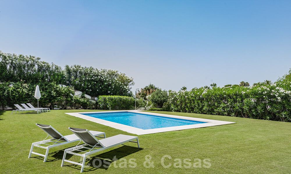 Moderne luxevilla te koop in een afgesloten woonwijk in Nueva Andalucia, Marbella 39399