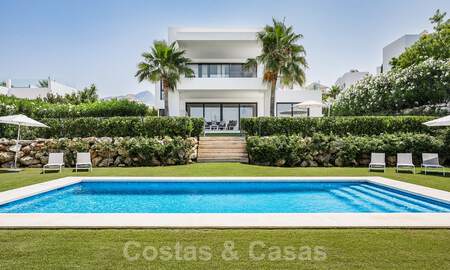 Moderne luxevilla te koop in een afgesloten woonwijk in Nueva Andalucia, Marbella 39400