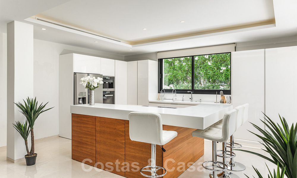 Moderne luxevilla te koop in een afgesloten woonwijk in Nueva Andalucia, Marbella 39402