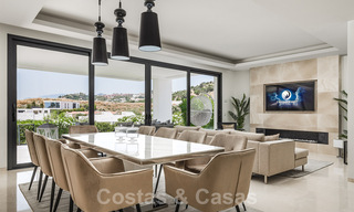 Moderne luxevilla te koop in een afgesloten woonwijk in Nueva Andalucia, Marbella 39404 