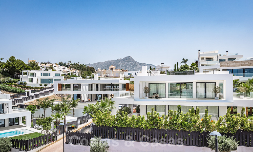 Moderne luxevilla te koop in een afgesloten woonwijk in Nueva Andalucia, Marbella 39405